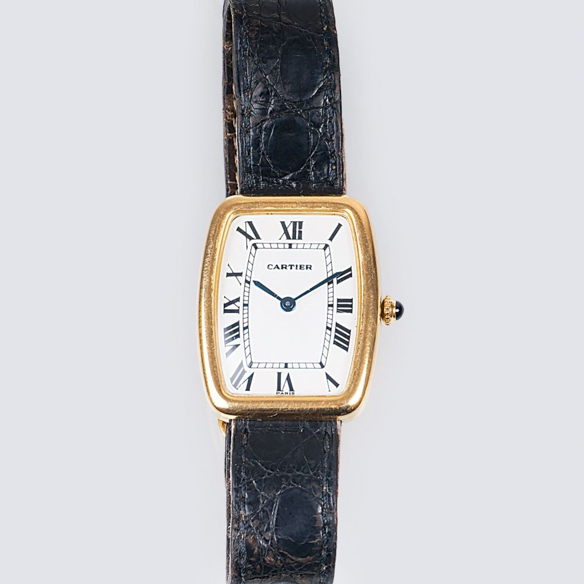 Cartier. Herren-Armbanduhr 'Tonneau Gondole'. 18 kt. GG. Handaufzug. Helles Zifferblatt, schwarze