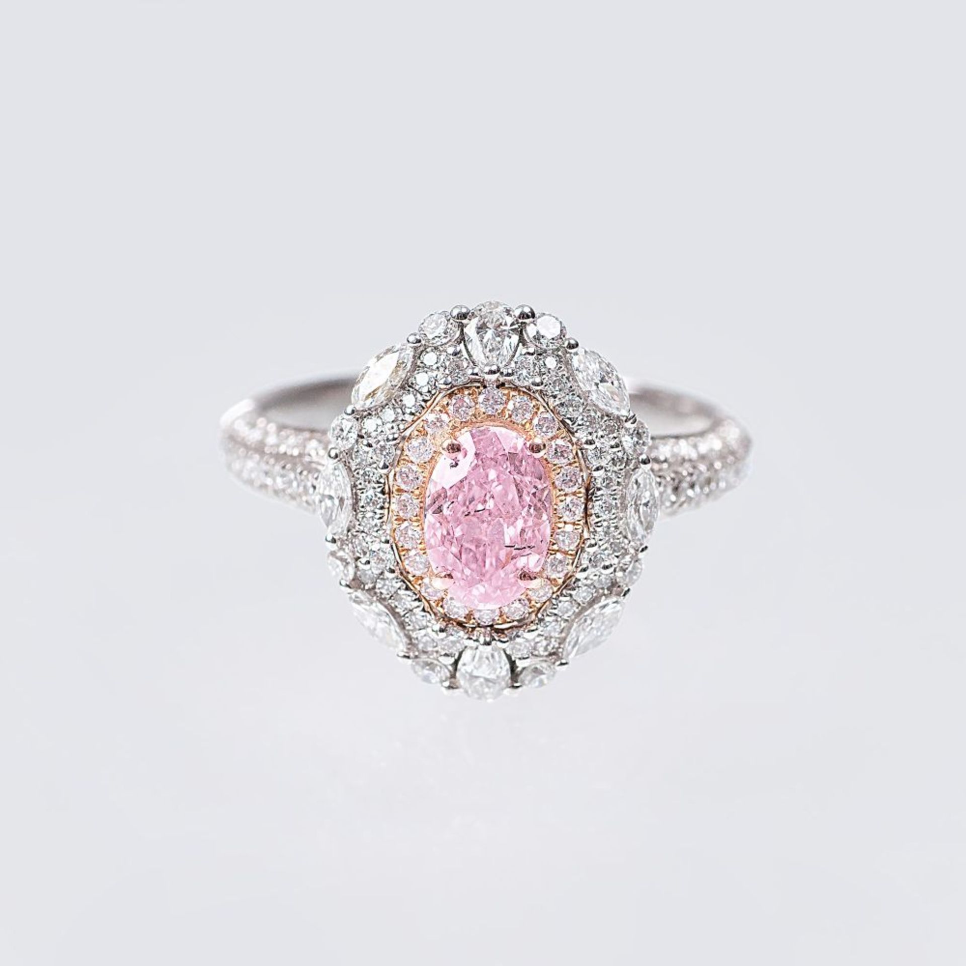 Fancy Diamant-Ring in Light Pink. Platin, gest. Pt 950, 18 kt. Roségold, gest. Im Zentrum der oval