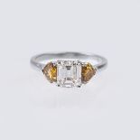 Diamant-Ring mit Fancy Diamant-Trillanten. 18 kt. WG. Im Zentrum der Diam. im Smaragdschliff 1,11