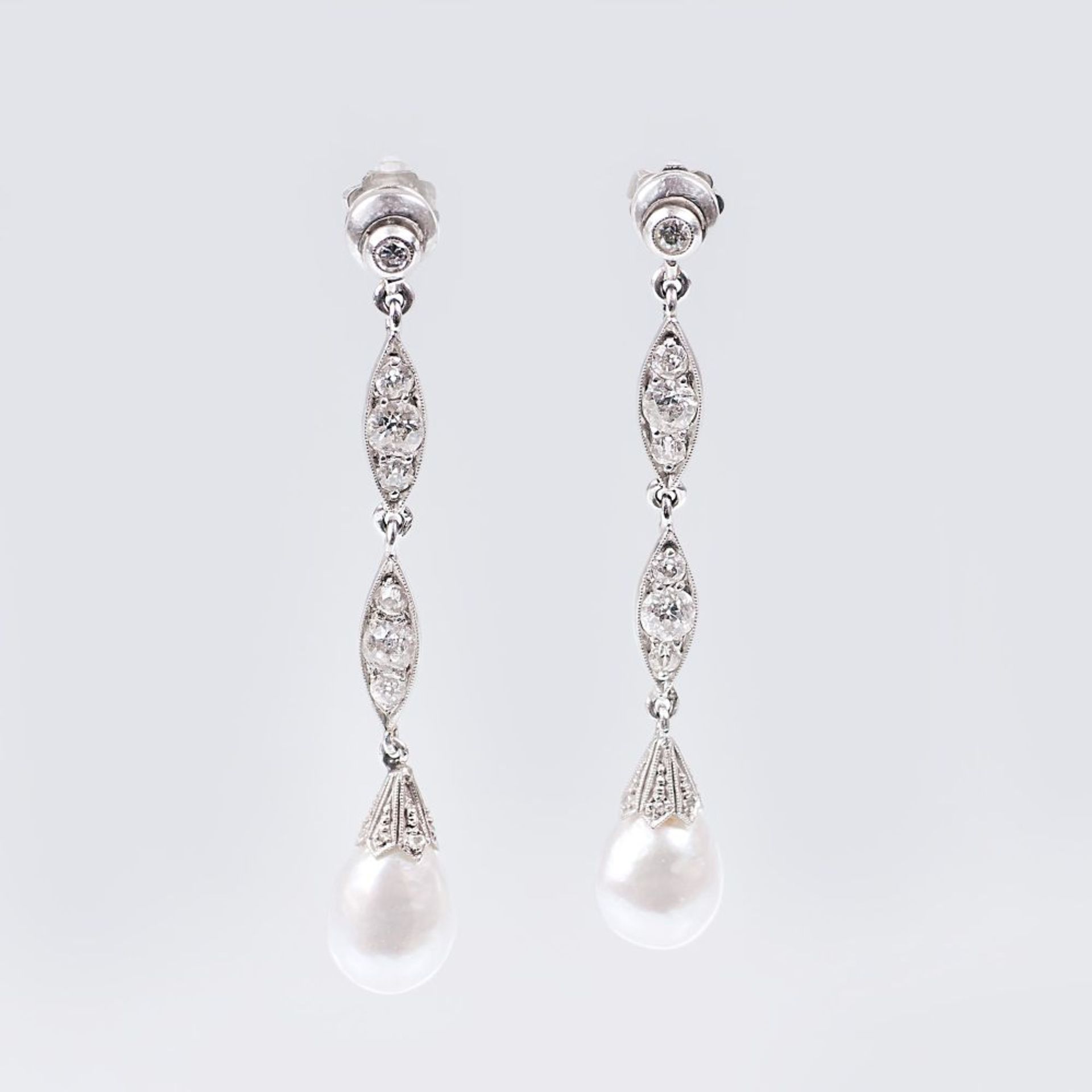 Paar Jugendstil Diamant-Perl Ohrhänger. Anf. 20. Jh. 18 und 14 kt. WG. Besatz mit insges. 26 Diam.