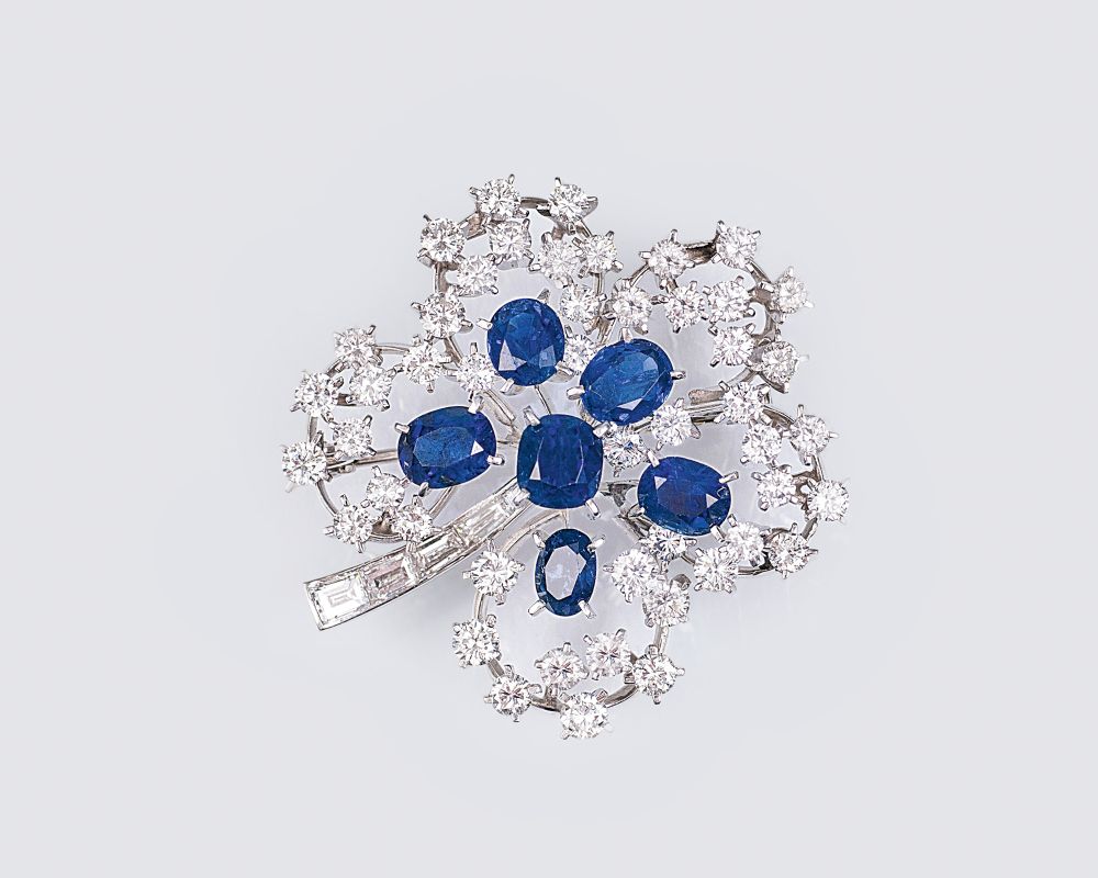 Juwelier Wilm gegr. 1767, Hamburg. Vintage Saphir-Diamant-Brosche 'Kleeblatt'. Um 1960. Platin,