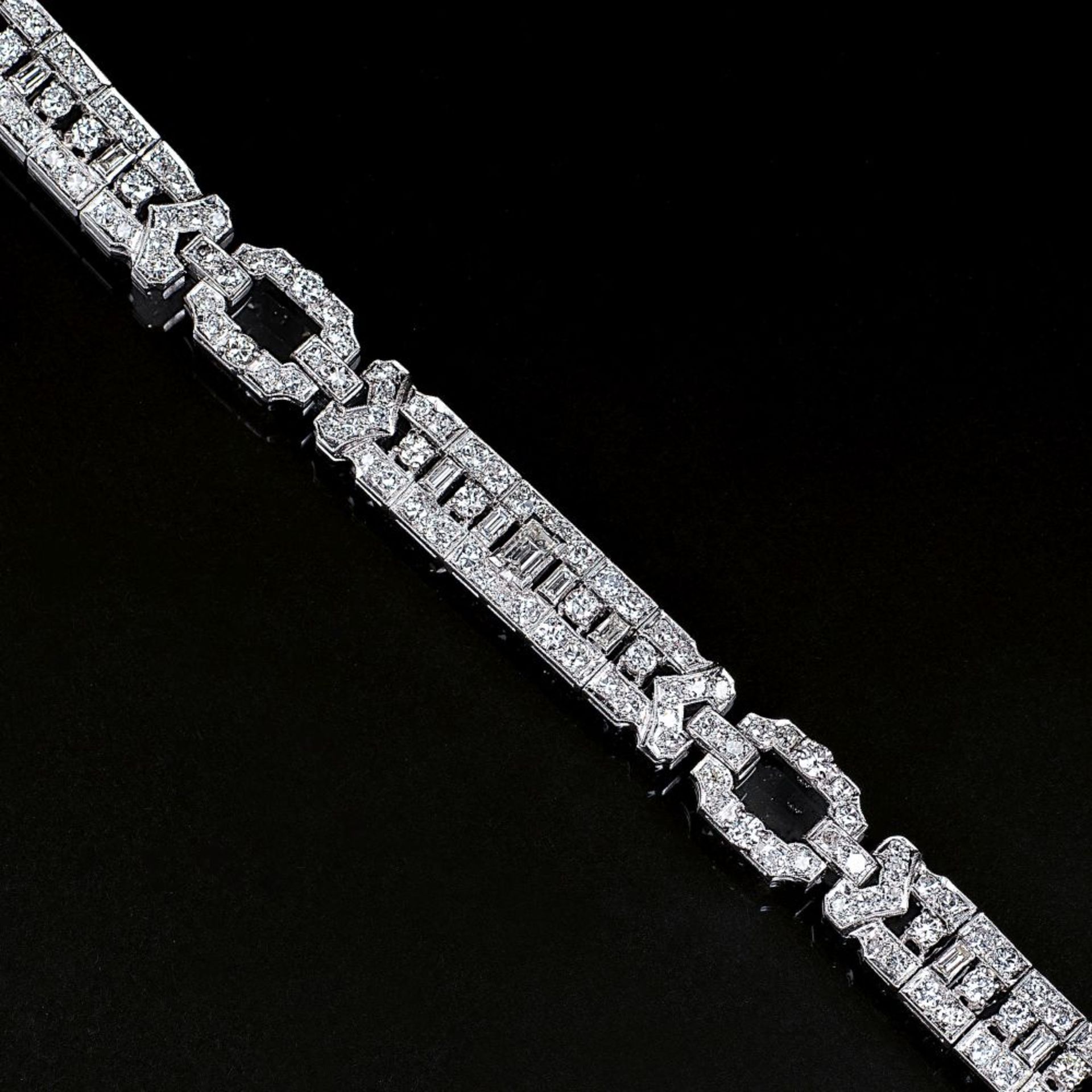 Art-déco Diamant-Armband. Um 1920/25. Platin, gest. 'Platinum'. Umlaufend mit 9 Diam. im