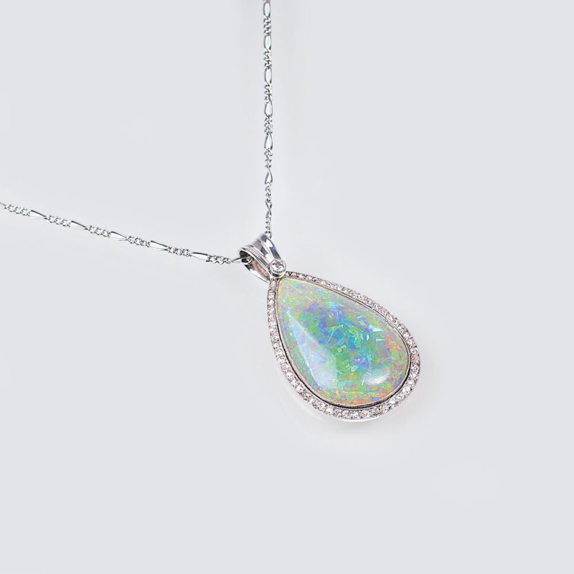 Jugendstil-Kette mit Opal-Diamant-Anhänger. Anf. 20. Jh. Platin. Besatz in Millegriffesfassung mit