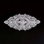 Art-déco Diamant-Brosche. Um 1920/25. 18 kt. WG. Reicher Besatz mit 105 weißen Diam. im Brillant-,