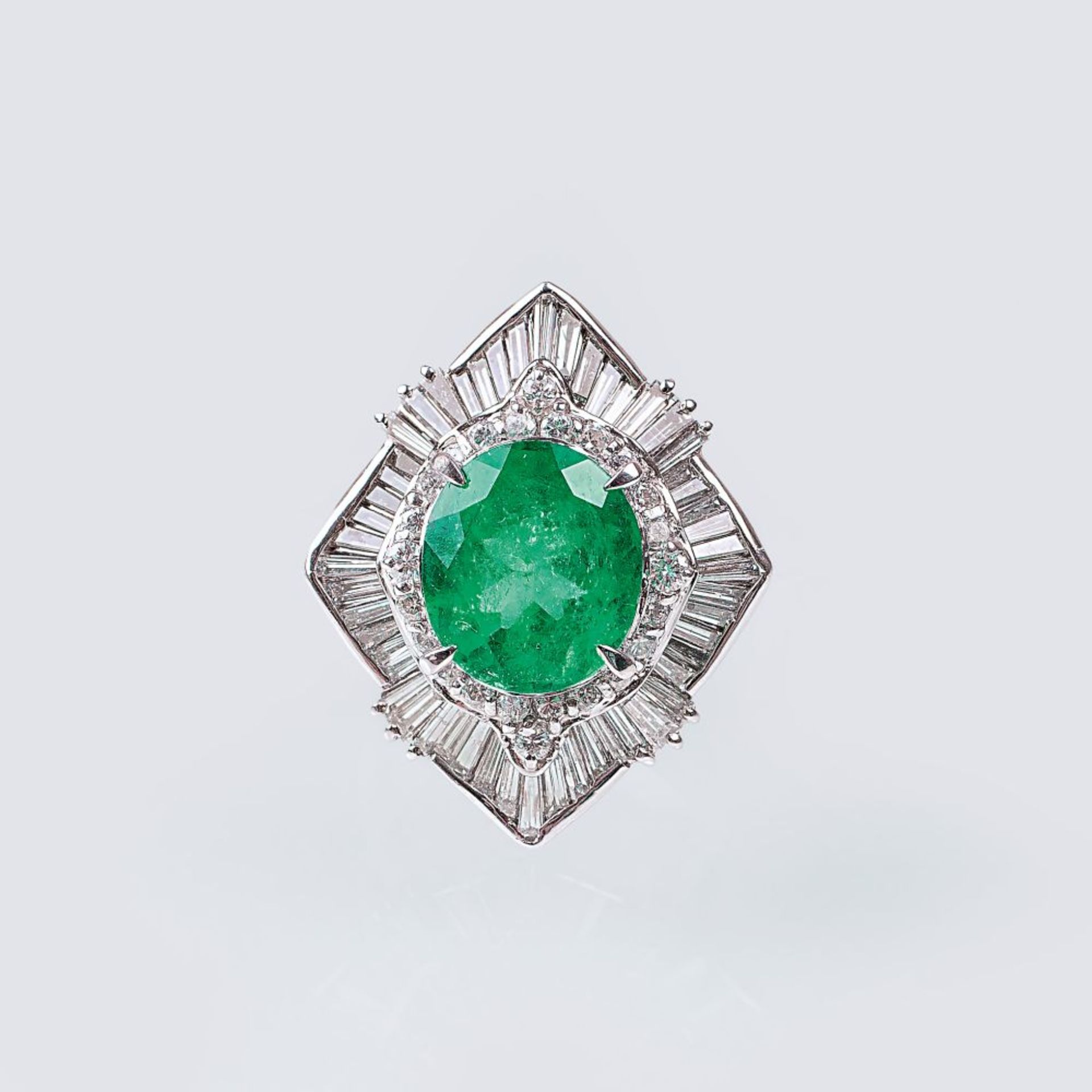 Smaragd-Diamant-Ring. Platin, gest. Pt900. Großer Ringkopf mit einem zentralen Kolumbien Smaragd