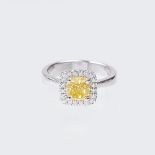 Fancy Diamant-Ring. 18 kt. WG, gest. Der Fancy Diamant im Kissenschliff 1.43 ct. FancyYellow.vs2 von
