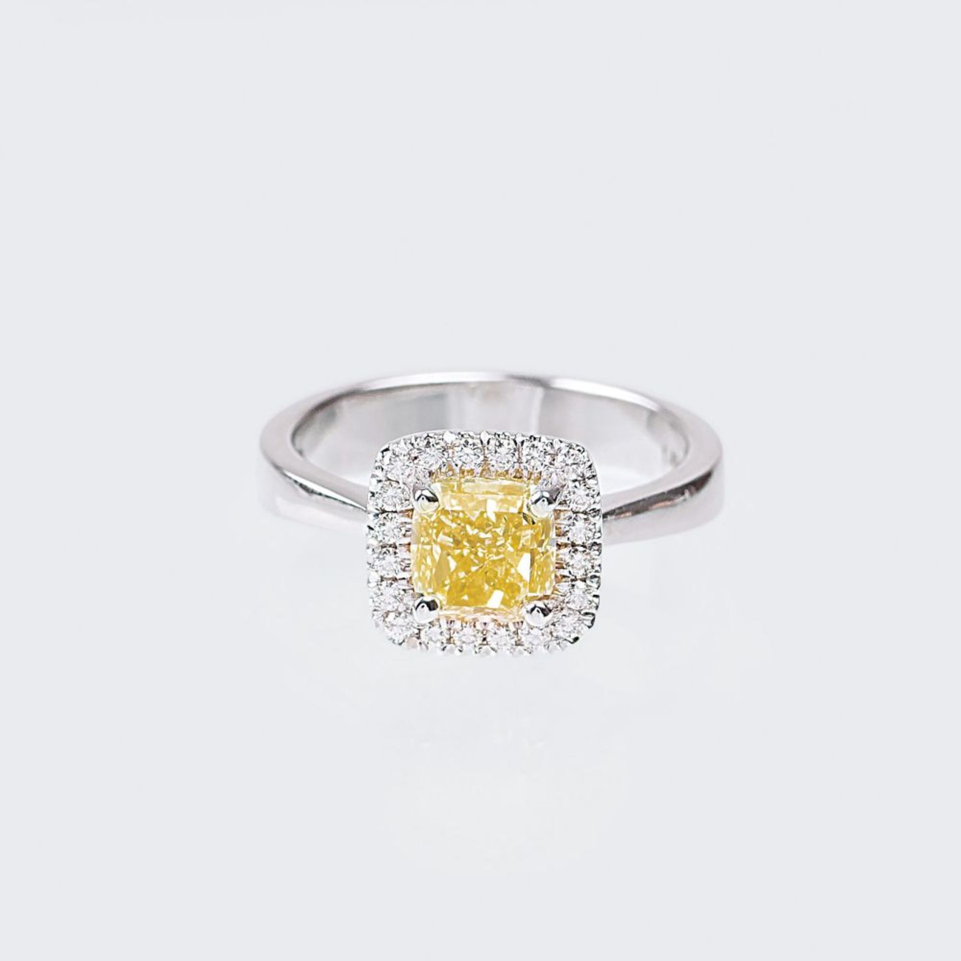 Fancy Diamant-Ring. 18 kt. WG, gest. Der Fancy Diamant im Kissenschliff 1.43 ct. FancyYellow.vs2 von