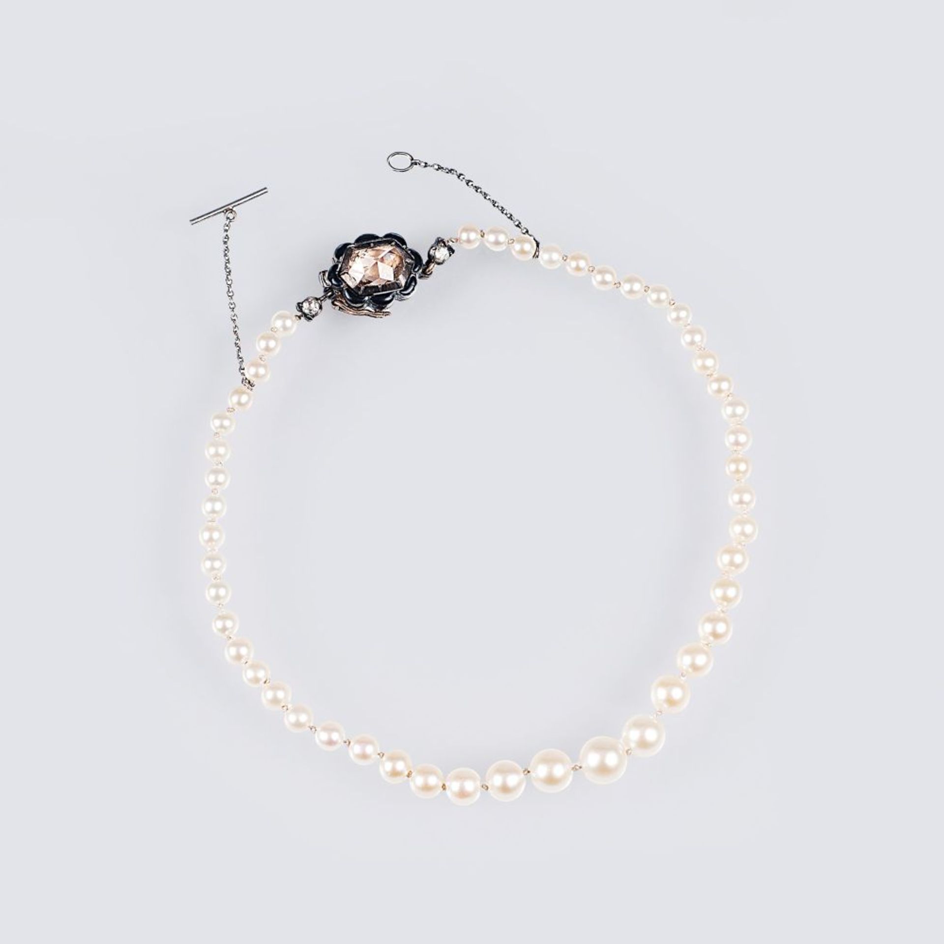 Perlen-Armband mit Diamant-Schließe.