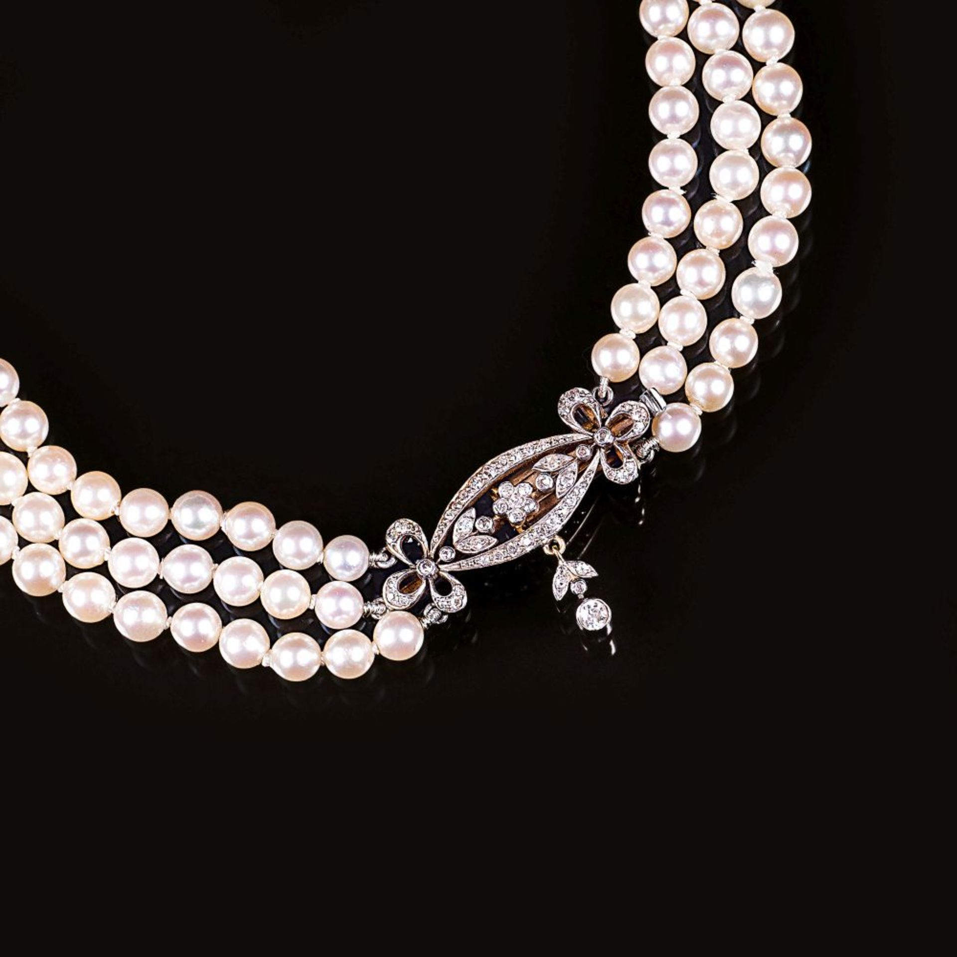 Perlen-Collier mit Jugendstil Diamant-Schließe.