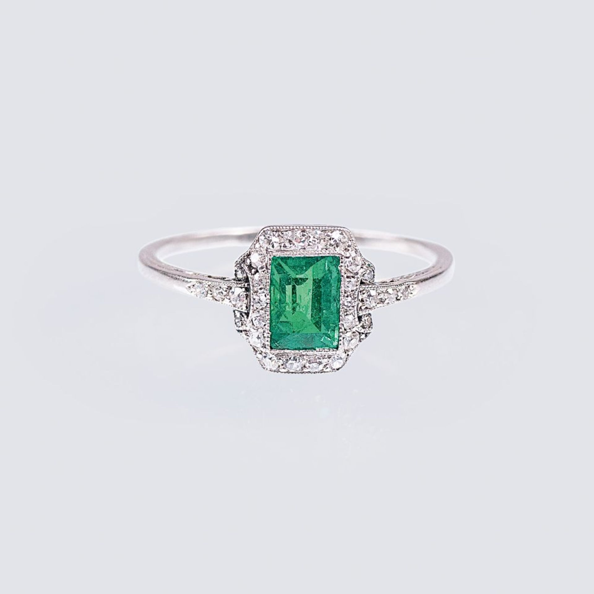 Zierlicher Art-déco Smaragd-Diamant-Ring.