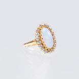 Opal-Ring mit Altschliffdiamanten.
