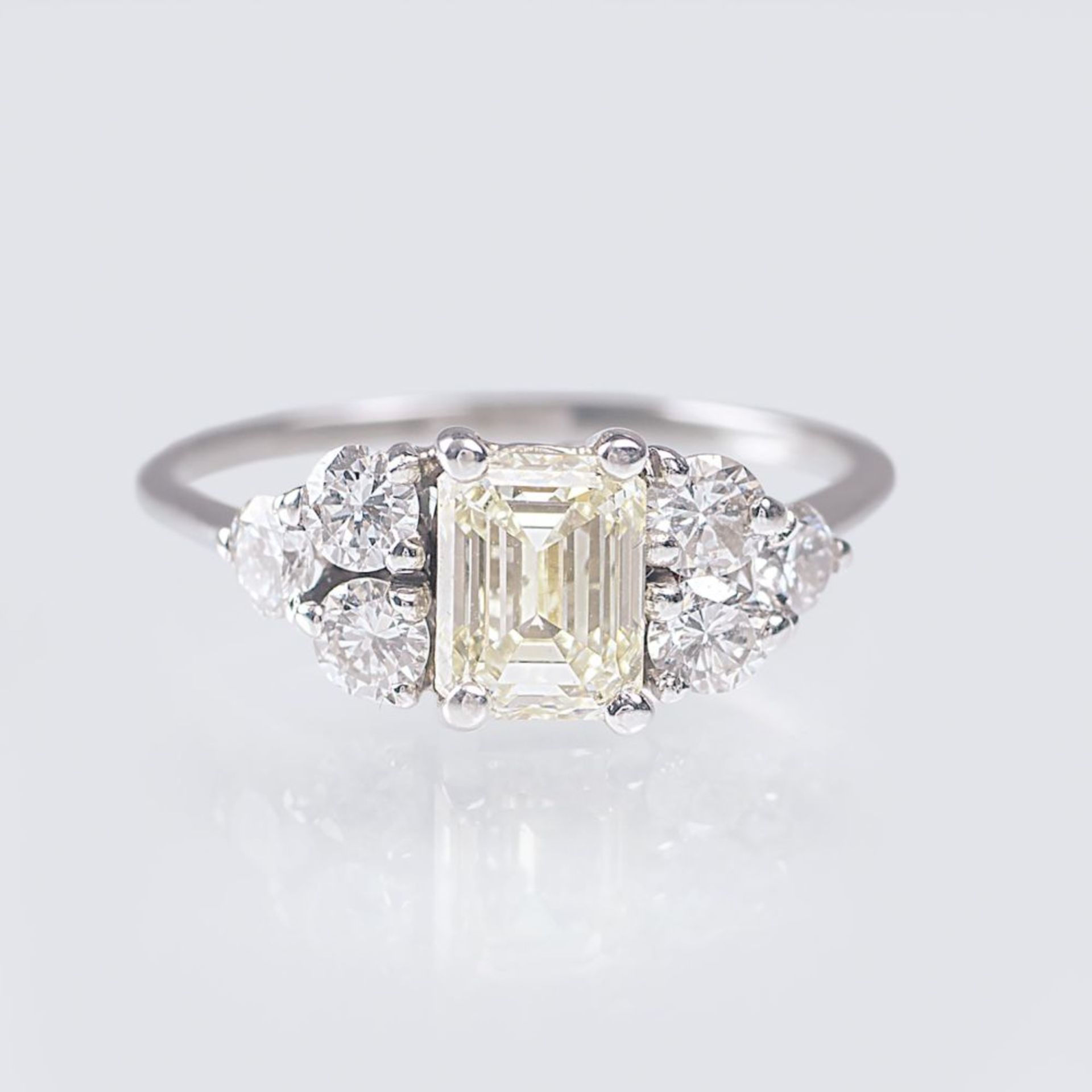Fancy Diamant-Ring mit Brillanten.