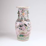 Famille-Rose Vase mit Blumen und Vögeln.