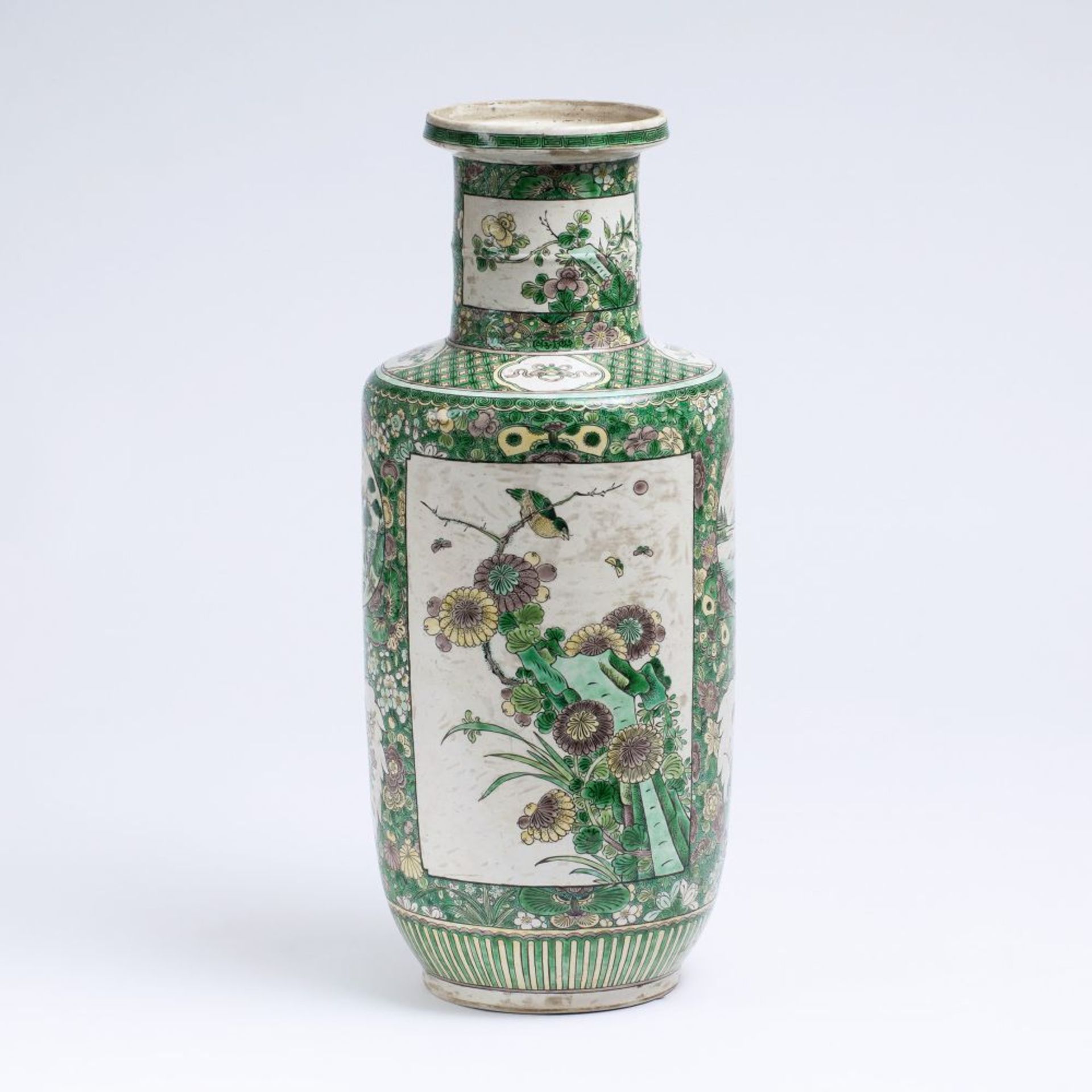 Wucai Rouleau-Vase mit Famille-verte Dekor.