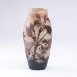 Arsall Vereinigte Lausitzer Glaswerke AG, Weißwasser. Vase mit Fuchsien-Dekor.