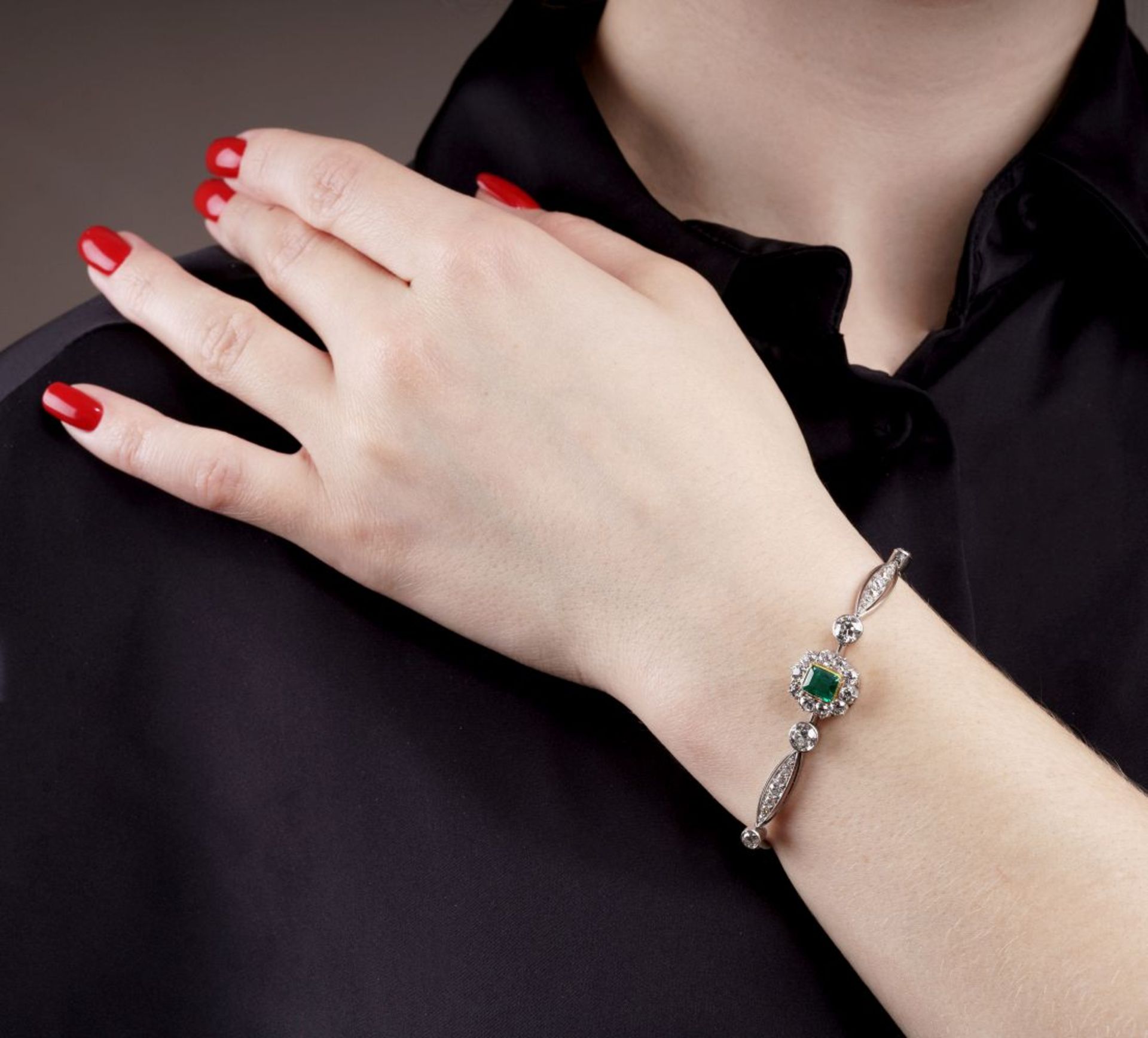 Hochfeines Altschliffdiamant-Armband mit Smaragd. - Bild 2 aus 2