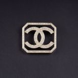 Chanel. Logo-Brosche CC mit Strass-Besatz.