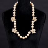 Valentino Garavani. Faux Pearl Blüten-Collier mit Swarovski-Kristallen.