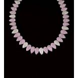 Farbfeines Diamant-Collier mit Pink-Saphiren.