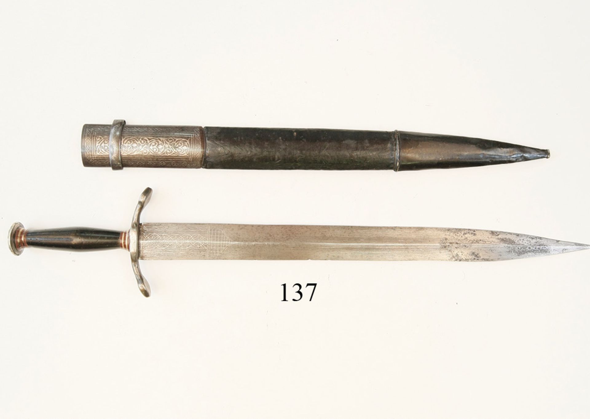 Kurzschwert, Kaukasus, um 1800Qualitative, zweischneidige Klinge mit Mittelgrat und reicher Sil