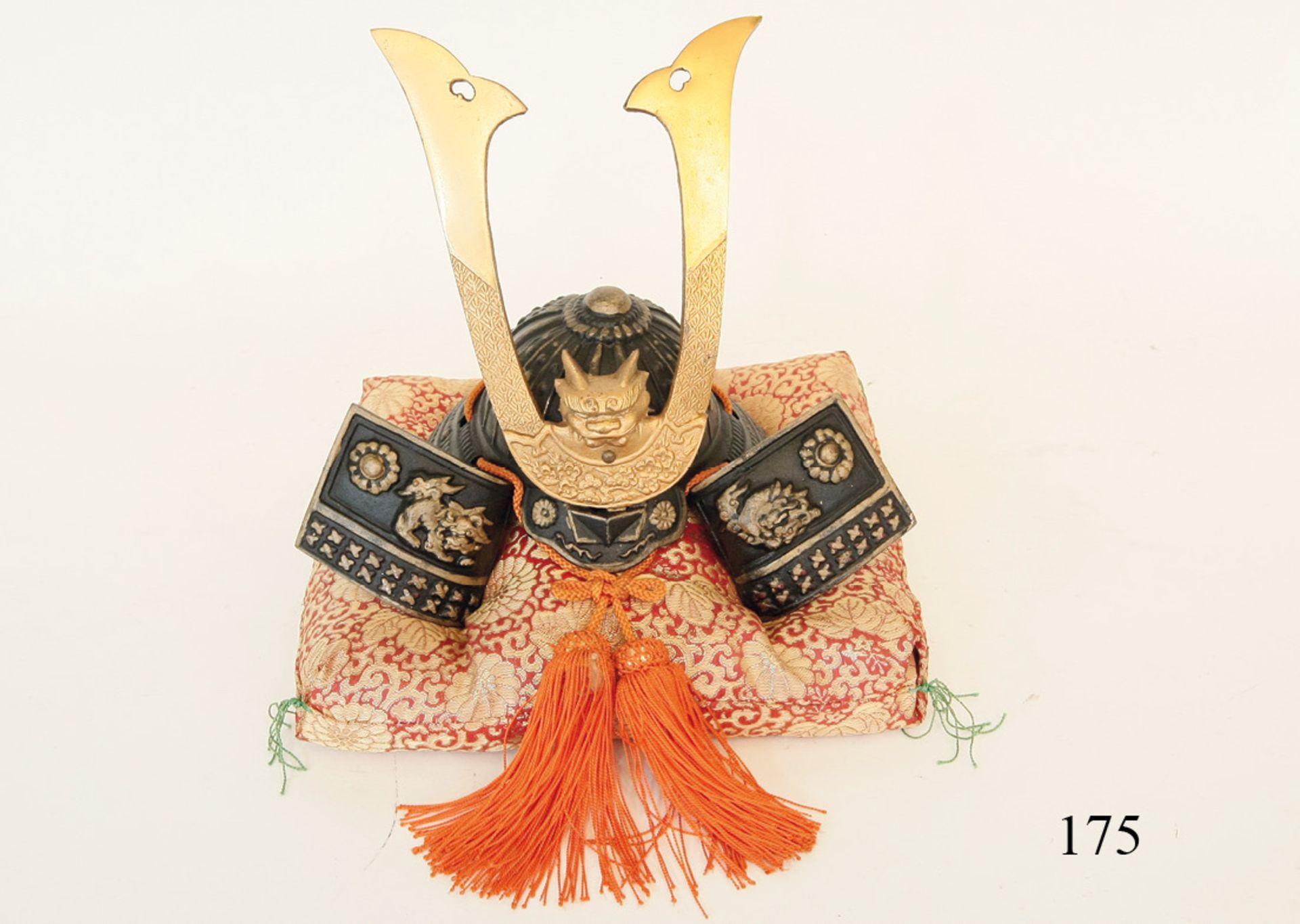 Samuraihelm, Kabuto, MiniaturEisen, Messing. Textil. Sehr schöne Arbeit. 23cm. 1,2kg. Auf Brok