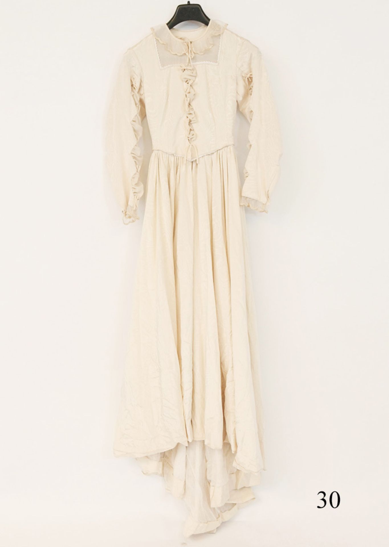 Prachtvolles Damenkleid um 1820Cermefarbene Seide. Zierapplikationen. Tragbar, nicht rissig. Gr