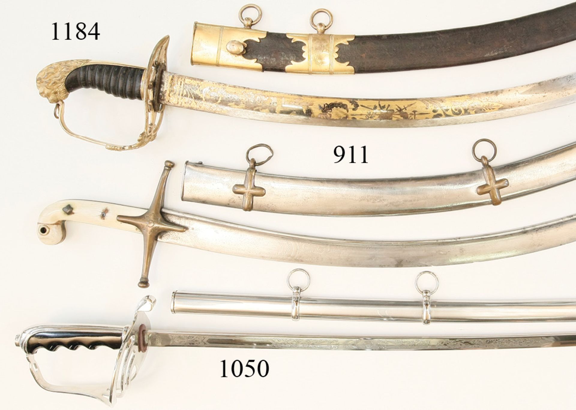 Kavalleriesäbel für Offiziere, um 1810Gebogene Rückenklinge, geätzt und vergoldet. Vergolde
