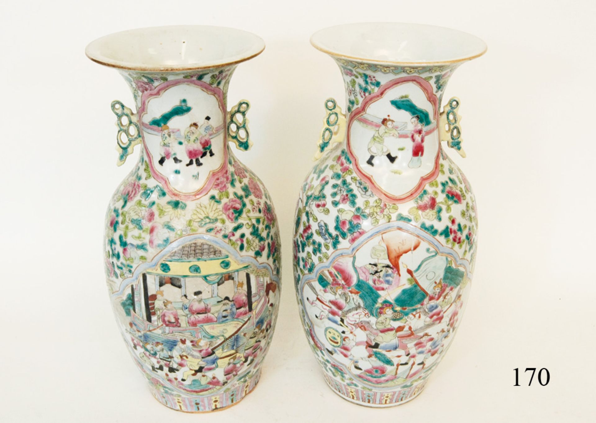 Paar Vasen, China, Famille Rose, um 1850Handbemalt mit reichem Dekor. Im Boden rote Marke. Teil
