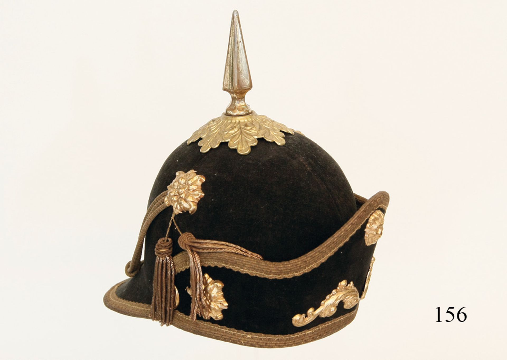 Indien, Helm der Palastwachen, um 1900Korpus mit schwarzem Samtbesatz. Vergoldete Beschläge un