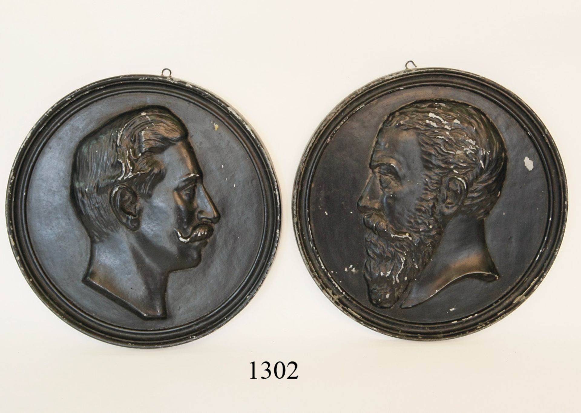 2x WandreliefZinkguss. Friedrich II. und Wilhelm II. Je 31 cm.Zustand: II
