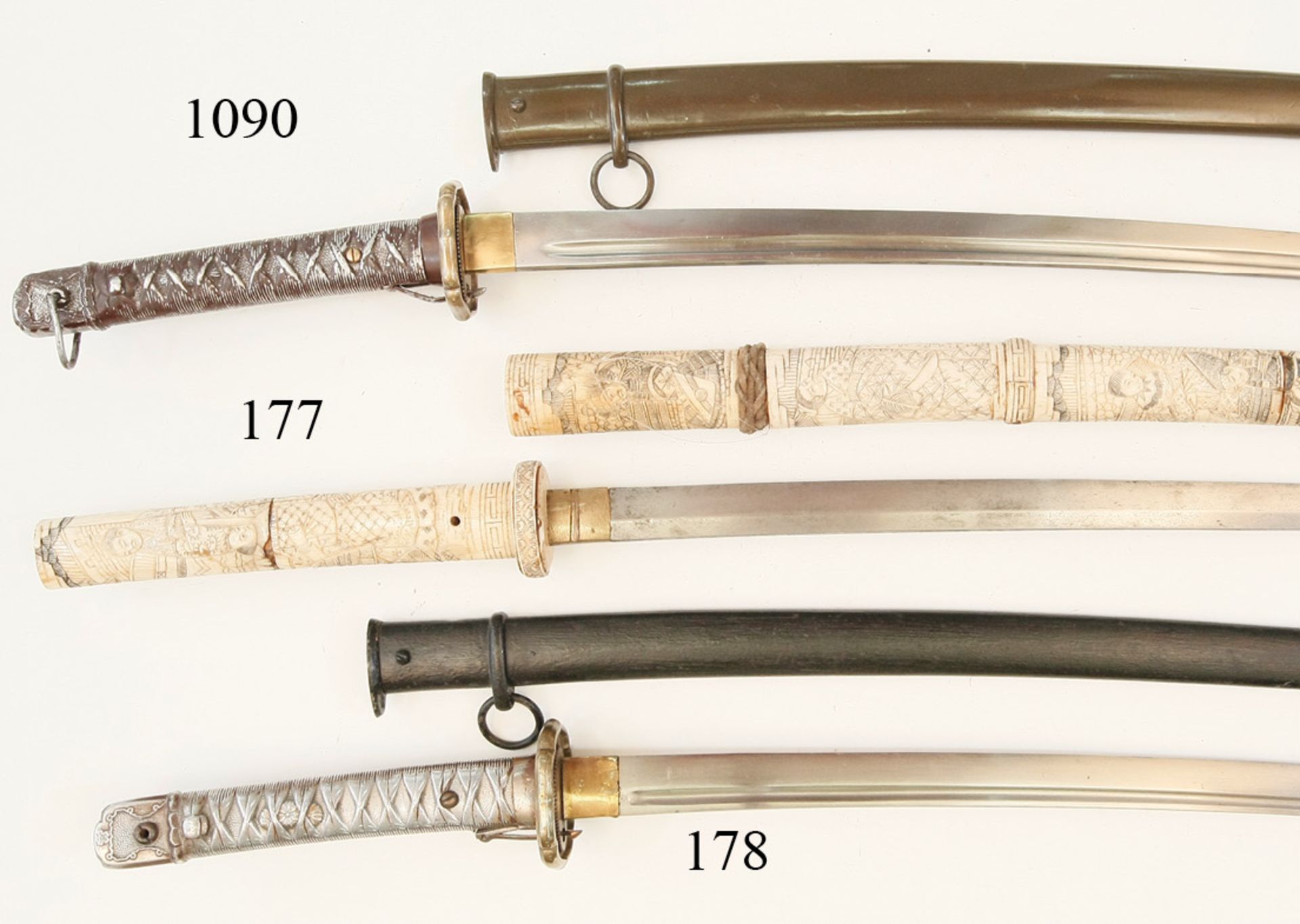 Japan, verbeintes KatanaAlte, verputzte aber ehemals qualitative Klinge. Messinghabaki. Griff u