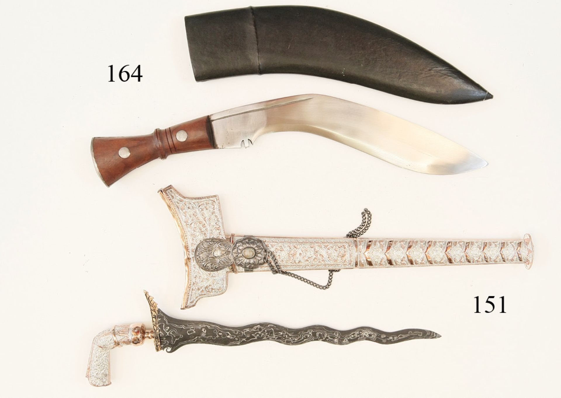 Großer Kukri Qualitätvoll geschmiedete Klinge. Schmiedemarke. Holzgriff. Lederscheide.