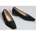 A PAIR OF BLACK VINTAGE SALVATORE FERRAGAMO ZIGZAG PUMPS