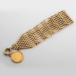 A 9CT GOLD BRACELET WITH COIN-MOUNTED PENDANT
