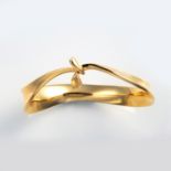 AN 18CT GOLD BANGLE, DESIGNED BY VIVIANNA TORUN BÜLOW-HÜBE FOR GEORG JENSEN, DENMARK