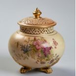 A ROYAL WORCESTER BLUSH IVORY POT POURRI VASE AND COVER, EARLY 20TH CENTURY