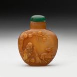 A CHINESE CHALCEDONY "SHOU-LAO AND STAG" SNUFF BOTTLE, QING DYNASTY, 19TH CENTURY