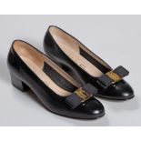 A PAIR OF BLACK VINTAGE SALVATORE FERRAGAMO VARA BOW PUMPS