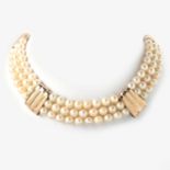 A PEARL CHOKER NECKLACE