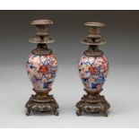 A PAIR OF JAPANESE METAL MOUNTED IMARI CANDLESTICKS, MEIJI PERIOD, 1868 - 1912