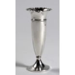 A GEORGE V SILVER POSY VASE, EDWARD SOUTER BARNSLEY & CO, BIRMINGHAM, 1920