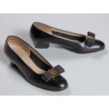 A PAIR OF BLACK VINTAGE SALVATORE FERRAGAMO VARA BOW PUMPS