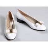 A PAIR OF DAISY WHITE VINTAGE SALVATORE FERRAGAMO VARA BOW PUMPS