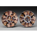 A NEAR PAIR OF JAPANESE IMARI "CHRYSANTHEMUM" PLATES, EDO PERIOD, 1603 - 1868