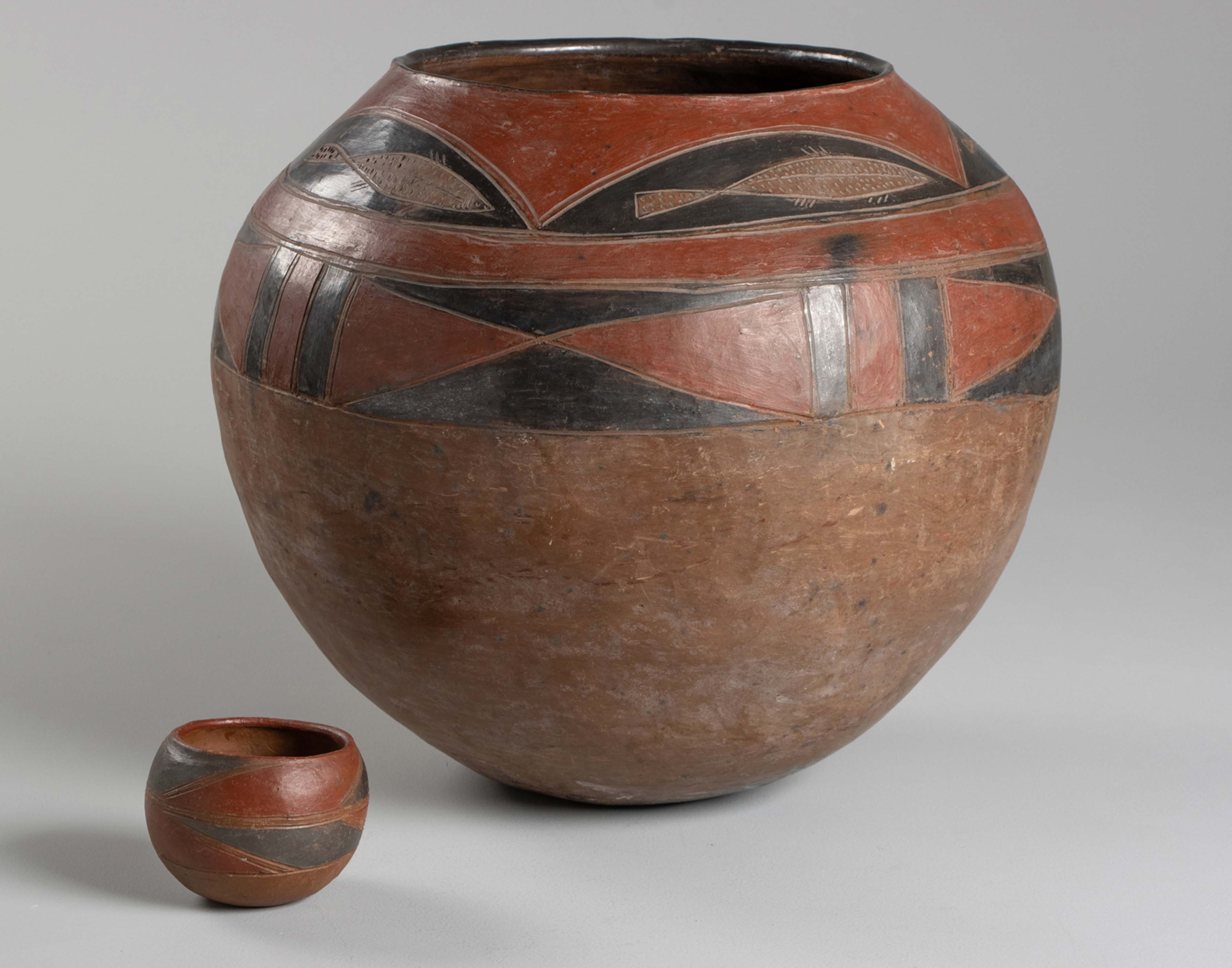 AN EARTHENWARE POT, VENDA