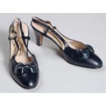 A PAIR OF NAVY BLUE VINTAGE SALVATORE FERRAGAMO BON SLING-BACKS HEELS