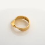 AN 18CT GOLD RING, DESIGNED BY VIVIANNA TORUN BÜLOW-HÜBE FOR GEORG JENSEN, DENMARK