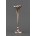 AN EDWARD VII SILVER POSY VASE, C.E WILLIAMS, BIRMINGHAM, 1902