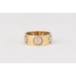 AN 18CT GOLD RING