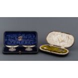 A CASED PAIR OF VICTORIAN SILVER AND IVORY KNIFE RESTS, MAPPIN BROTHERS, SHEFFIELD, 1898